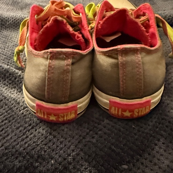 Vintage neon pink trim limited edition gray pink Converse low tops size 8 womens - Picture 3 of 7